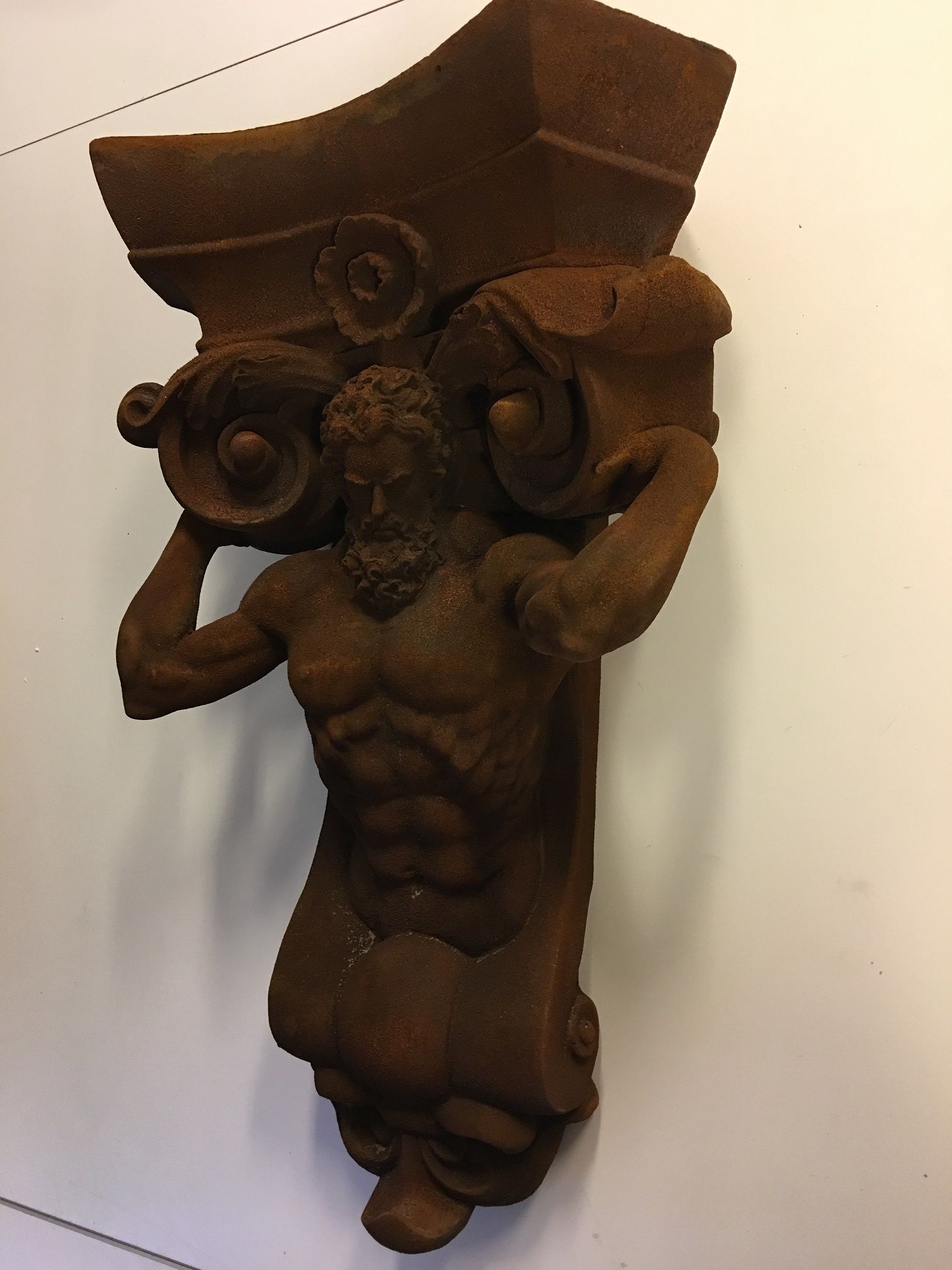 Zeer opvallende muurbeugel -ornament met gragende man, Polystone-rust